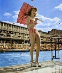 Femme portant un bikini Réard (Rue des Archives) - Muzeo.com