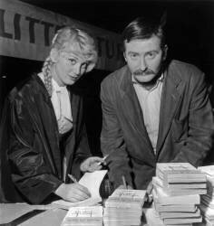 Foire du Comité national des écrivains 11 novembre 1955, Paris : Jacques Lanzmann (Rue des Archives) - Muzeo.com