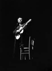 Georges Brassens sur la scène de l'Olympia en 1960 (Keystone) - Muzeo.com