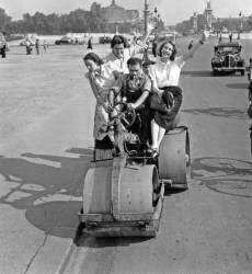 Grève dans les transports publics à Paris (Rue des Archives) - Muzeo.com