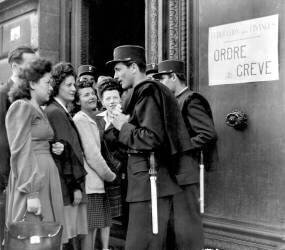Grève des fonctionnaires des finances en France (Rue des Archives) - Muzeo.com