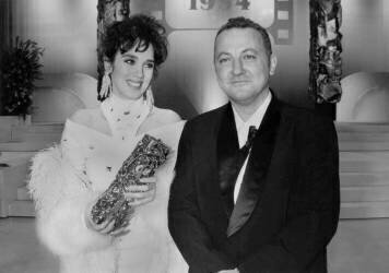 Isabelle Adjani et Coluche (Rue des Archives) - Muzeo.com