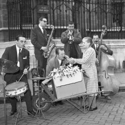 Jack Diéval recevant son poids en pipes lors de la célébration des 100 ans de la nicotine (Keystone) - Muzeo.com
