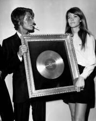 Jacques Dutronc reçoit un disque d'or avec Francoise Hardy (Rue des Archives) - Muzeo.com