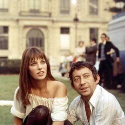 Jane Birkin et Serge Gainsbourg lors d'une exposition au jardin des Tuileries en 1969 à Paris (Rue des Archives) - Muzeo.com