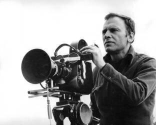 Jean Louis Trintignant en tant que réalisateur pour le film Full Day Work (Rue des Archives) - Muzeo.com