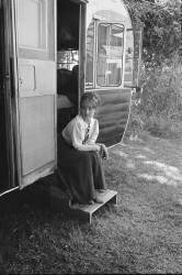 Jeanne Moreau devant sa caravane sur le tournage de 