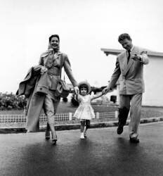 Jean-Pierre Aumont avec son épouse Maria Montez et leur fille Tina (Future Tina Aumont Marquand)? 17 août 1948 (Rue des Archives) - Muzeo.com