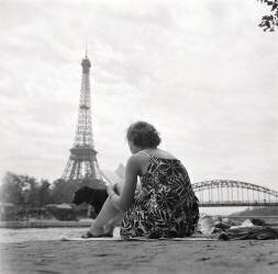 Jeune femme prenant le soleil sur les bords de seine à Paris en 1965 (Keystone) - Muzeo.com