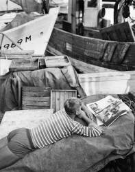Jeune homme lisant un magazine (Jean Ribière) - Muzeo.com