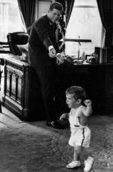 John Fitzgerald Kennedy avec son fils à la Maison Blanche en 1961 (anonyme) - Muzeo.com