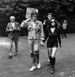 John Lennon et Yoko Ono au Festival de Cannes (Rue des Archives) - Muzeo.com