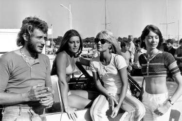Johnny Hallyday, Sheila, Sylvie Vartan et Francoise Hardy en vacances (Rue des Archives) - Muzeo.com