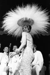 Joséphine Baker sur scène à l'Olympia, le 6 juillet 1960, à Paris (Keystone) - Muzeo.com