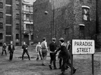 Jouer au football de rue sur Paradise Street (anonyme) - Muzeo.com