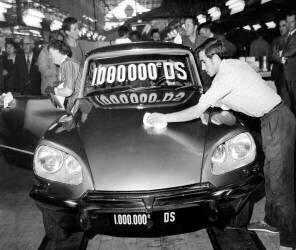 La 1.000.000eme DS Citroen (Rue des Archives) - Muzeo.com