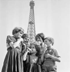 La chaleur à Paris : les enfants mangent de la glace devant la Tour Eiffel (Rue des Archives) - Muzeo.com