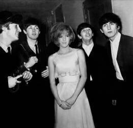 La chanteuse française Sylvie Vartan et les Beatles (Rue des Archives) - Muzeo.com