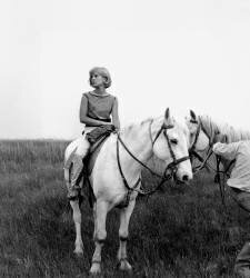 La chanteuse française Sylvie Vartan à cheval (Rue des Archives) - Muzeo.com
