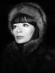 La chanteuse Juliette Greco à l'aéroport d'Orly (Rue des Archives) - Muzeo.com