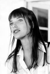 La piscine avec Jane Birkin A Saint Tropez Sur Le Plateau (Rue des Archives) - Muzeo.com