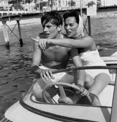 L'acteur français Alain Delon et Bella Darvi au festival de Cannes (Rue des Archives) - Muzeo.com