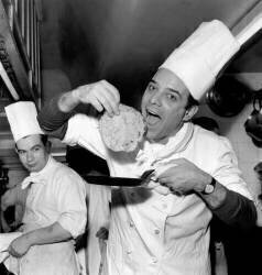 L'acteur Georges Guetary faisant des crêpes (Rue des Archives) - Muzeo.com