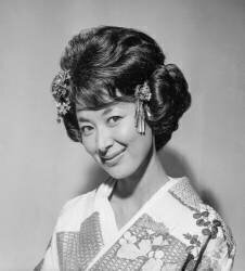 L'actrice japonaise Keiko Kishi avec une coiffure du coiffeur parisien Mastey (Rue des Archives) - Muzeo.com