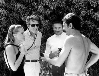 L'actrice Romy Schneider avec Harry Meyen, El Wallach et Alain Delon (Rue des Archives) - Muzeo.com