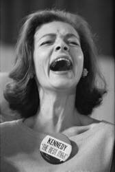 Lauren Bacall porte l'insigne 