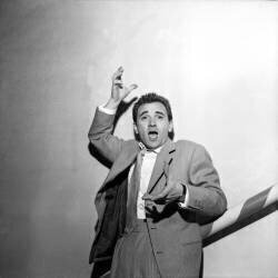 Le chanteur français Charles Aznavour (Rue des Archives) - Muzeo.com