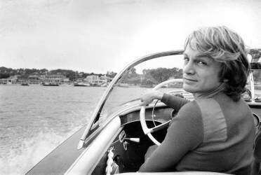 Le chanteur français Claude Francois conduisant un bateau à Cannes (Rue des Archives) - Muzeo.com
