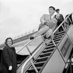 Le chanteur Gilbert Bécaud à l'aéroport (Rue des Archives) - Muzeo.com