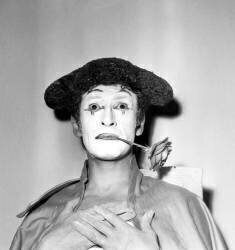 Le mime français Marcel Marceau (Rue des Archives) - Muzeo.com