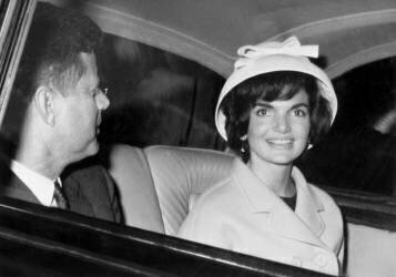 Le président John Kennedy et son épouse Jackie quittant le palais de l'Elysée à Paris le 2 juin (Rue des Archives) - Muzeo.com