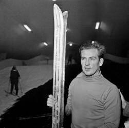 Le skieur Jean Vuarnet inaugurant la piste de la porte de Versailles suivi des moniteurs nationaux le 26 novembre 1960 (Rue des Archives) - Muzeo.com