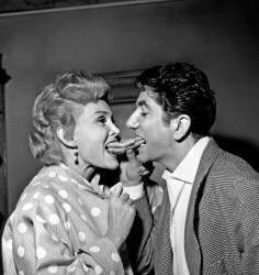 Les acteurs Zsa Zsa Gabor et Daniel Gelin (Rue des Archives) - Muzeo.com