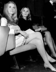 Les actrices Catherine Deneuve et Françoise Dorléac (Rue des Archives) - Muzeo.com