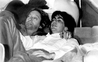 Les chanteurs français Serge Gainsbourg et Alain Chamfort lors d'une émission de radio (Rue des Archives) - Muzeo.com