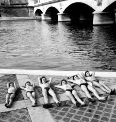 Les enfants qui se font bronzer sur les rives de la Seine (Rue des Archives) - Muzeo.com