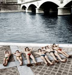 Les enfants se font bronzer sur les rives de la Seine (Rue des Archives) - Muzeo.com