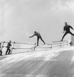 Les skieurs français Jean Vuarnet et Adrien Duvillard (Rue des Archives) - Muzeo.com