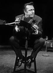 L'humoriste français Raymond Devos (Rue des Archives) - Muzeo.com