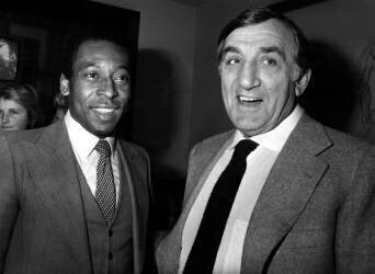 Lino Ventura avec le footballeur Pelé en 1981 (anonyme) - Muzeo.com
