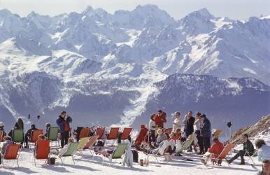 Lounging In Verbier (Slim Aarons) - Muzeo.com
