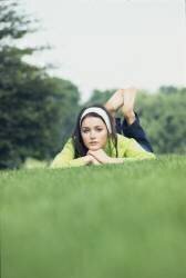 Margot Kidder sur l'herbe (Orlando Suero) - Muzeo.com