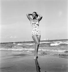 Maria Callas à Venise sur la plage de Lido, 1952 (Graziano Arici) - Muzeo.com