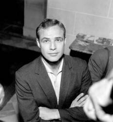 Marlon Brando à Paris le 12 juin 1957 (Rue des Archives) - Muzeo.com