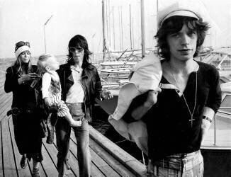 Mick Jagger, Keith Richards et Anita Pallenberg avec leur fils Marlon (anonyme) - Muzeo.com