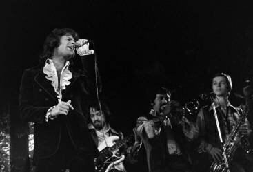 Mike Brant en concert, 1973 (Collection Christophel) - Muzeo.com